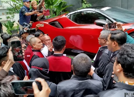 Barang bukti mobil Ferrari milik Aryanto Bakri (baju putih) diperiksa majelis hakim (toga merah) di PN Jakarta Pusat. (Sumber: Poskota/ Ramot Sormin)