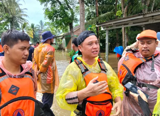 Ketua DPRD Pandeglang, Tubagus Khotibul Umam saat meninjau lokasi banjir di Patia. (Sumber: Poskota/Samsul Fatoni)