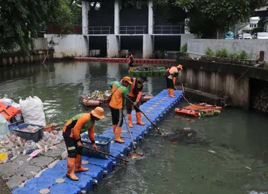Petugas kebersihan DLH DKI Jakarta saat membersihkan sisa sampah banjir. (Sumber: DLH DKI Jakarta)