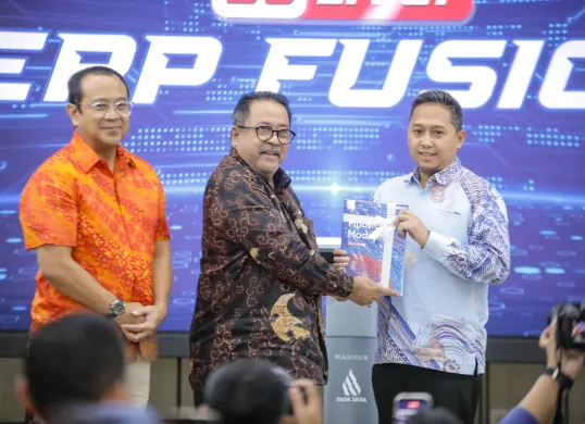 Wakil Gubernur Jakarta Rano Karno saat meluncurkan Enterprise Resource Planning (ERP) Fusion PAM JAYA dalam acara Go Live Ceremony yang digelar di Corporate Learning Center (CLC), Jakarta Timur, Kamis, 15 Januari 2026. (Sumber: Pemprov Jakarta)