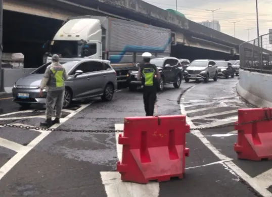 Potret pihak kepolisian berjaga di exit Tol Rawa Buaya usai viral adanya pungutan liar (pungli). (Sumber: X/@TMCPoldaMetroJaya)