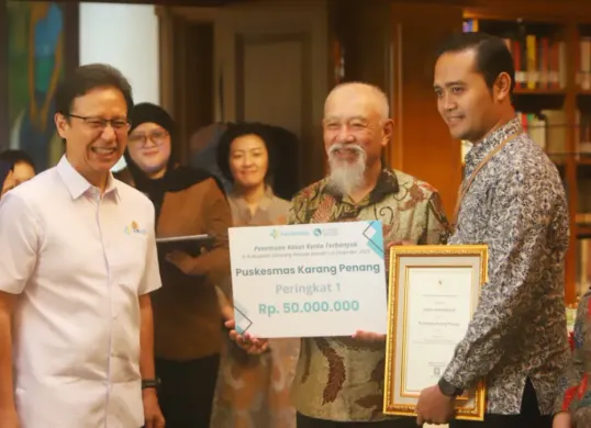 Potret Menteri Kesehatan, Budi Gunadi Sadikin (kiri) dan  Duta Besar Kehormatan Organisasi Kesehatan Dunia, Yohei Sasakawa (tengah). (Sumber: Istimewa)