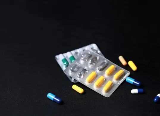 Ilustrasi. Pengedar obat keras ditangkap di Kecamatan Neglasari, Kota Tangerang. (Sumber: Freepik/@azerbaijan-stockers)