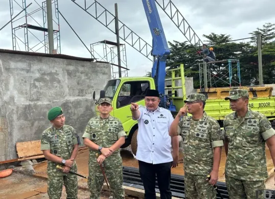 Pangdam III/Siliwangi, Mayjen TNI Kosasih saat meninjau pembangunan koperasi merah putih Kelurahan Pakansari. (Sumber: Poskota/Giffar Rivana)