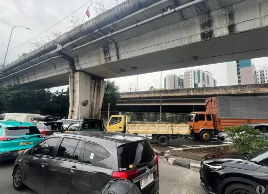 Suasana di Exit Tol Rawa Buaya, Cengkareng, Jakarta Barat, pasca kejadian viral adanya penutupan jalan hingga dijajaki pak ogah yang melakukan pungli, Kamis, 15 Januari 2026. (Sumber: Poskota/Pandi Ramedhan)
