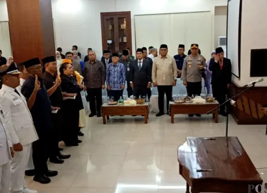 Wali Kota Depok, Supian Suri disaksikan oleh para unsur Forkompimda Kota Depok mengucap janji kepada para ASN dan Pejabat Eselon II  di Aula Teratai Pemkot Depok, Kamis, 15 Januari 2026. (Sumber: Poskota/ Angga Pahlevi)