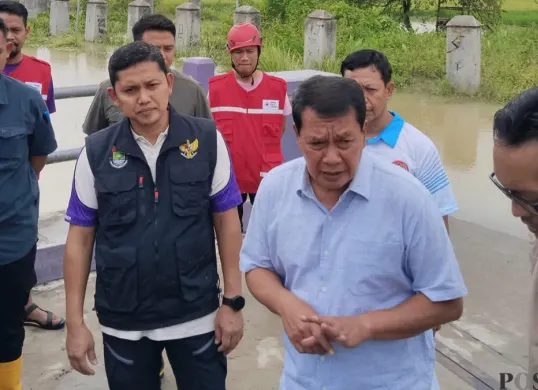 Bupati Tangerang, Maesyal Rasyid (tengah) saat melakukan pemantauan saluran air di Perumahan Taman Cikande, Kecamatan Jayanti. (Sumber: Poskota/ Veronica)