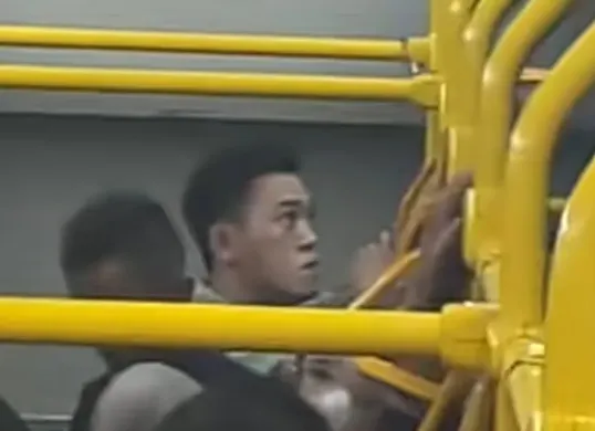 Seorang penumpang pria kepergok melakukan masturbasi di Transjakarta. (Sumber: TikTok/@claud.ni)