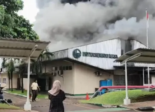 Kepulan asap tebal saat api melalap ruang lab pabrik industri produk herbak di Gunung Putri, Bogor. (Sumber: Istimewa)