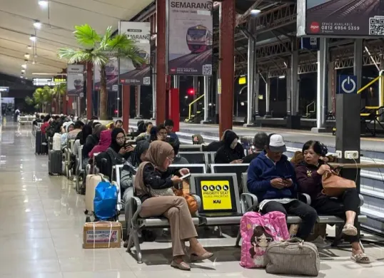 Perjalanan kereta api di jalur Pantura, Jawa Tengah terganggu banjir yang merendam lintasan rel di Kabupaten Kendal. (Sumber: Dok. PT KAI)