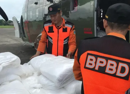 BPBD Jakarta saat melaksanakan modifikasi cuaca. (Sumber: Dok. BPBD Jakarta)