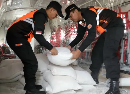 Ilustrasi Operasi Modifikasi Cuaca (OMC) di wilayah DKI Jakarta. (Sumber: BPBD DKI Jakarta)