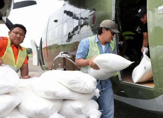 Potret petugas saat bersiap melakukan Operasi Modifikasi Cuaca (OMC) untuk wilayah DKI Jakarta. (Sumber: Berita Jakarta)