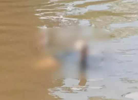 Warga digegerkan dengan penemuan sesosok jasad pria tanpa identitas di bantaran Kali Ciliwung, kawasan Lenteng Agung, Jagakarsa, Jakarta Selatan, pada Jumat, 16 Januari 2026. (Sumber: Dok. Polsek Jagakarsa)