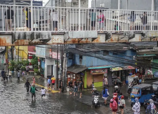 Ilustrasi, wilayah Jakarta rawan banjir di tengah cuaca buruk dengan curah hujan tinggi. (Sumber: Poskota/Bilal Nugraha)