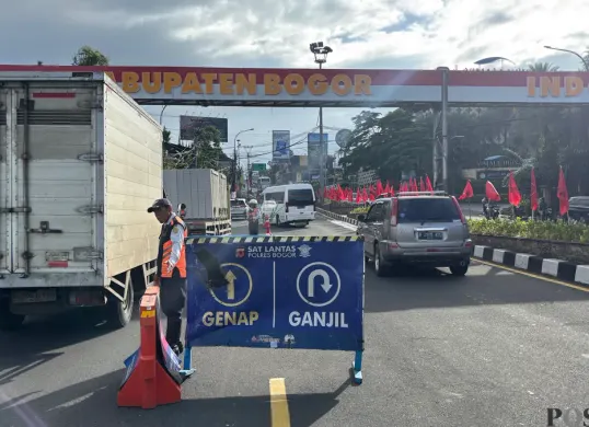 Rekayasa lalu lintas ganjil-genap di Jalur Puncak, Kabupaten Bogor, diterapkan saat libur panjang Isra Miraj. (Sumber: Poskota/Giffar Rivana)