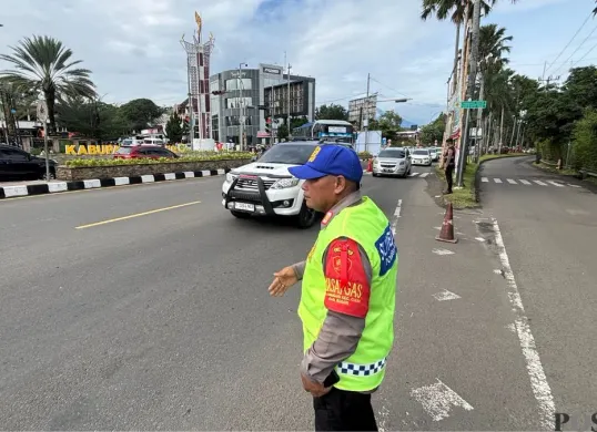 Supeltas mengatur lalu lintas di Simpang Gadog, Kabupaten Bogor, Jumat-Minggu, 16-18 Januari 2026. (Sumber: Poskota/Giffar Rivana)