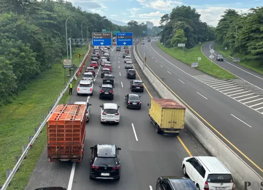 Kondisi Tol Ciawi arah Puncak, Kabupaten Bogor, padat. (Sumber: Poskota/Giffar Rivana)