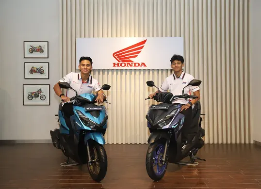 Mario Suryo Aji dan Veda Ega Pratama bersiap menghadapi. (Sumber: AHM)