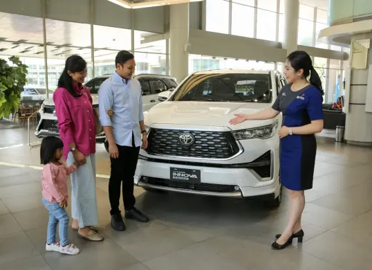 Toyota Kijang Innova Zenix 2026 tampil dengan pembaruan fitur kenyamanan, keselamatan, serta teknologi konektivitas, termasuk identitas hybrid HEV dan layar head unit berukuran lebih besar. (Sumber: Istimewa)
