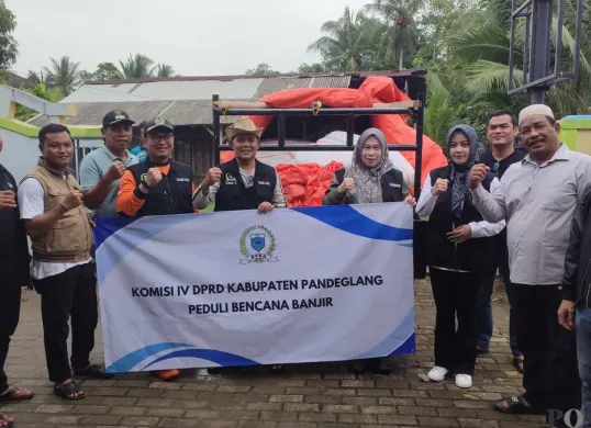 Jajaran Komisi IV DPRD Pandeglang saat menyerahkan bantuan kepada korban banjir di Patia. (Sumber: Poskota/Samsul Fatoni)