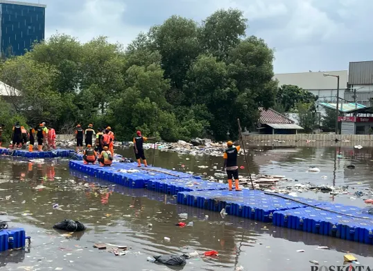 Aktivitas pembersihan sampah di kawasan tanggul Muara Baru, Penjaringan, Jakarta Utara, Sabtu, 17 Januari 2026. (Sumber: Poskota/Pandi Ramedhan)