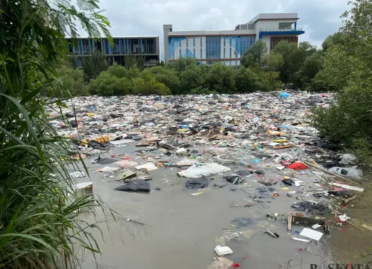 Kondisi keberadaan sampah yang menggunung di perairan kawasan tanggul Muara Baru, Penjaringan, Jakarta Utara, Sabtu, 17 Januari 2026. (Sumber: Poskota/Pandi Ramedhan)