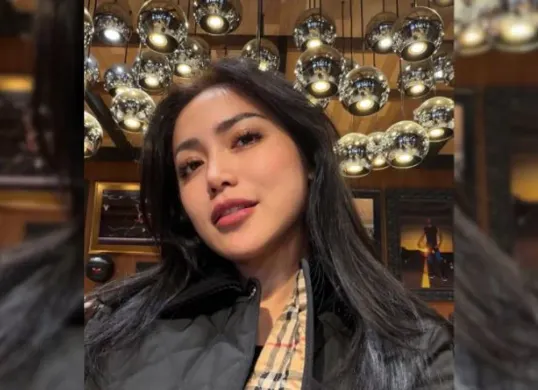 Jessica Iskandar membagikan kisah pilu pelecehan yang dialaminya saat TK. Ia mengaku berani bicara setelah membaca buku Broken Strings karya Aurelie Moeremans. (Sumber: Instagram/@inijedar)