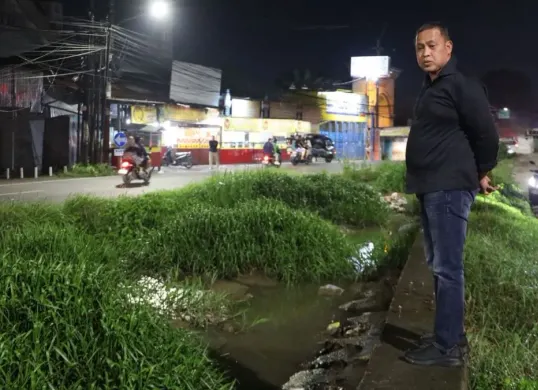 Wali Kota Bekasi, Tri Adhianto memantau kawasan Danau Duta Harapan, Kecamatan Bekasi Utara. (Sumber: Dok. Pemkot Bekasi)