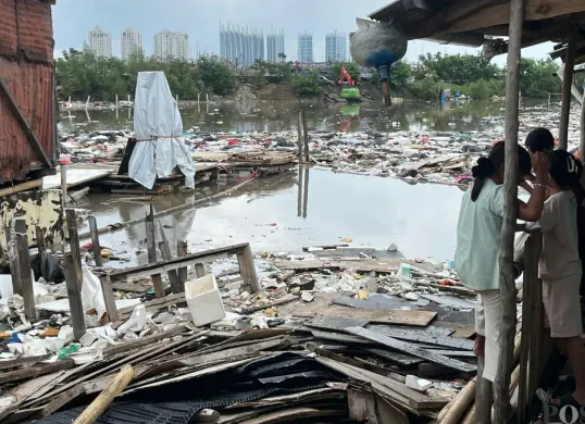 Sampah di perairan kawasan tanggul Muara Baru, Penjaringan, Jakarta Utara, Sabtu, 17 Januari 2026. (Sumber: Poskota/Pandi Ramedhan)