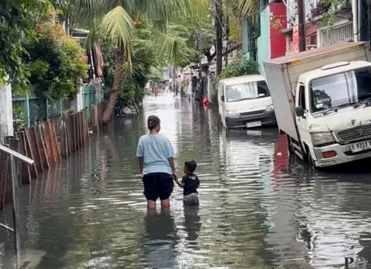 Genangan sebetis orang dewasa melanda kawasan Jalan Latumenten 1, Jelambar, Grogol Petamburan, Jakarta Barat, Minggu, 18 Januari 2026. (Sumber: Poskota/Pandi Ramedhan)
