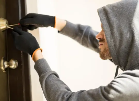 Ilustrasi maling bobol sekolah di Bogor. (Sumber: Freepik)