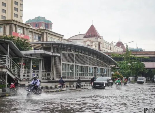 Ilustrasi, sejumlah jalan di wilayah Jakarta tergenang akibat cuaca buruk dan hujan deras. (Sumber: Poskota/Bilal Nugraha)