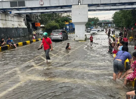 Puluhan anak di Jalan Gunung Sahari, Pademangan, Jakarta Utara manfaatkan genangan air untuk berenang, Minggu, 18 Januari 2026. (Sumber: Poskota/Pandi Ramedhan)