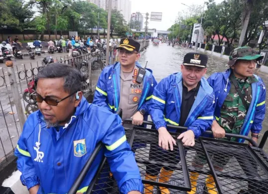 Forkopimko Jakarta Utara melakukan monitoring langsung ke sejumlah wilayah terdampak genangan akibat hujan deras yang mengguyur Jakarta Utara sejak Sabtu, 17 Januari 2026 malam. (Sumber: Kominfo)