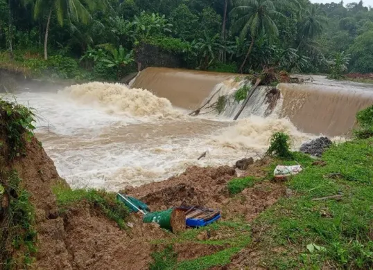 Kondisi objek wisata alam di bendungan Cisurog di Desa Banyubiru, Kecamatan Labuan, Pandeglang pasca ambruk. (Sumber: Istimewa)