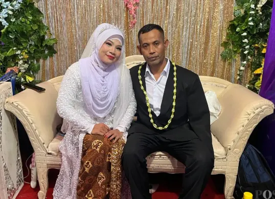 Pasangan pengantin Ela Laela dan Muhadi yang sempat digendong karena air yang menggenangi di lokasi acara pernikahannya di Pedongkelan, Cengkareng, Jakarta Barat, Minggu, 18 Januari 2026. (Sumber: Poskota/Pandi Ramedhan)