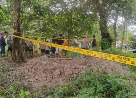 Petugas tengah memasang police line untuk memudahkan penyelidikan. (Sumber: Dok. Polsek Jawilan)