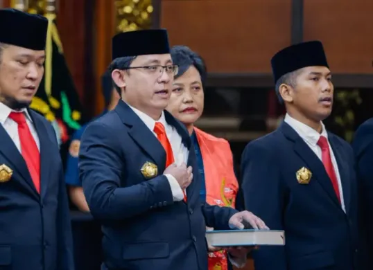 Potret Sabrang Mowo Damar Panuluh (kiri) saat dilantik menjadi tenaga ahli Kementerian Pertahanan. (Sumber: Instagram/@sjafrie.sjamsoeddin)