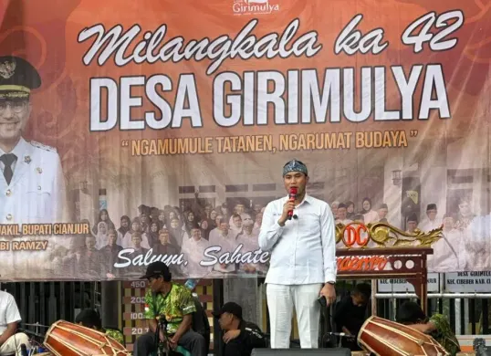 Anggota DPRD Jabar, Abdul Karim menyampaikan sambutan di acara perayaan Milangka atau Hari Jadi ke-42 Desa Girimulya, Kecamatan Cibeber, Kabupaten Cianjur, Minggu, 18 Januari 2026. (Sumber: Dok. Istimewa)
