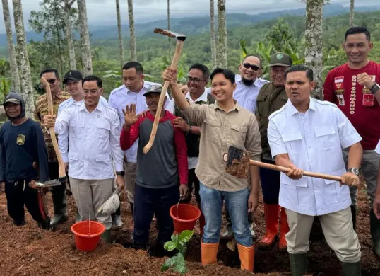 Anggota DPRD Jabar Abdul Karim, Bupati Cianjur Mohammad Wahyu, dan anggota DPRD Cianjur menanam 1.300 pohon di Desa Sukarame, Kecamatan Sukanagara, Kabupaten Cianjur. (Sumber: Dok. Istimewa)