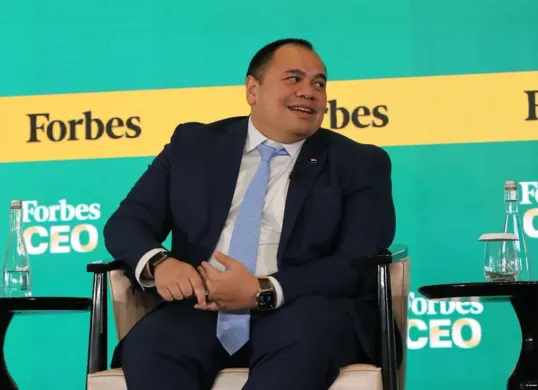 Chief Investment Officer (CIO) Danantara Pandu Patria Sjahrir yang didatangi langsung oleh Menteri Keuangan Purbaya Yudhi Sadewa. (Sumber: X/@ForbesAsia)