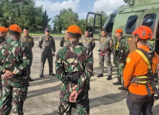 Investigasi kecelakaan pesawat ATR 42-500 di Gunung Bulusaraung, Sulawesi Selatan. (Sumber: Dok. Puspen TNI)