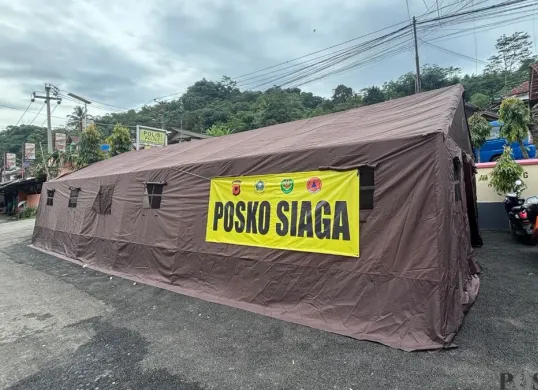 Posko kemanusiaan Polres Bogor di depan Kantor Polsek Nanggung. (Sumber: Poskota/Giffar Rivana)
