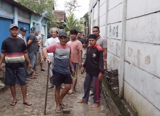 Warga Kampung Sukanagara, Desa Sukanagara, Kecamatan Cikupa gotong royong memperbaiki jalan rusak. (Sumber: Dok. Warga)