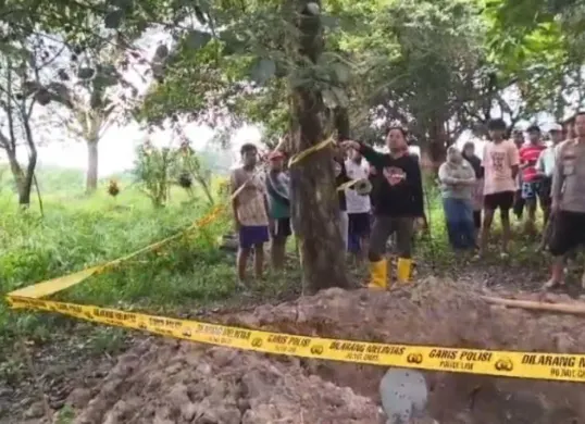 polisi tengah melakukan penyelidikan di lokasi. (Sumber: Dok. Polsek Jawilan)