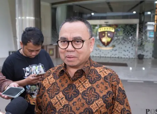 Mantan Menteri ESDM, Sudirman Said, kembali menjalani pemeriksaan oleh penyidik Kejagung terkait dugaan korupsi pengadaan minyak mentah di Petral periode 2008-2015, Senin, 19 Januari 2026. (Sumber: Poskota/Ali Mansur)