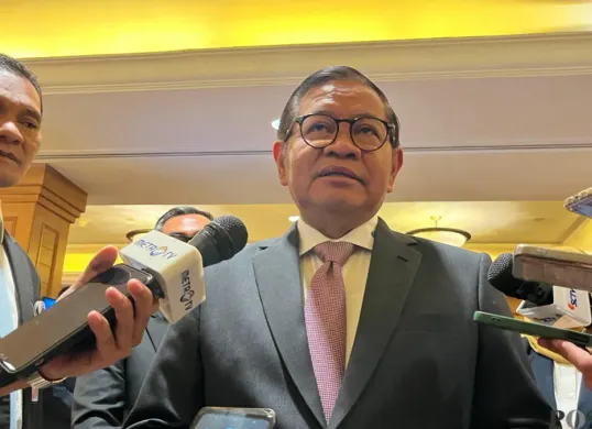 Gubernur Jakarta Pramono Anung saat menyampaikan pernyataan kepada awak media di Menteng, Jakarta Pusat, Senin, 19 Januari 2026. (Sumber: Poskota/M. Tegar Jihad)