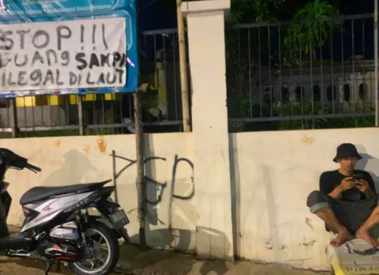 Warga RT 20 RW 17 Kelurahan Penjaringan menolak pembuangan sampah yang diduga ilegal di kawasan tanggul Muara Baru, Jakarta Utara. (Sumber: Istimewa)