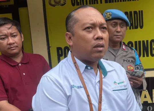 Java Region, CSR and Sub Division Head PT Antam Tbk UBPE Pongkor, Agustinus Toko Susetio memberikan keterangan pers tentang aktivitas tambang ilegal. (Sumber: Poskota/Giffar Rivana)